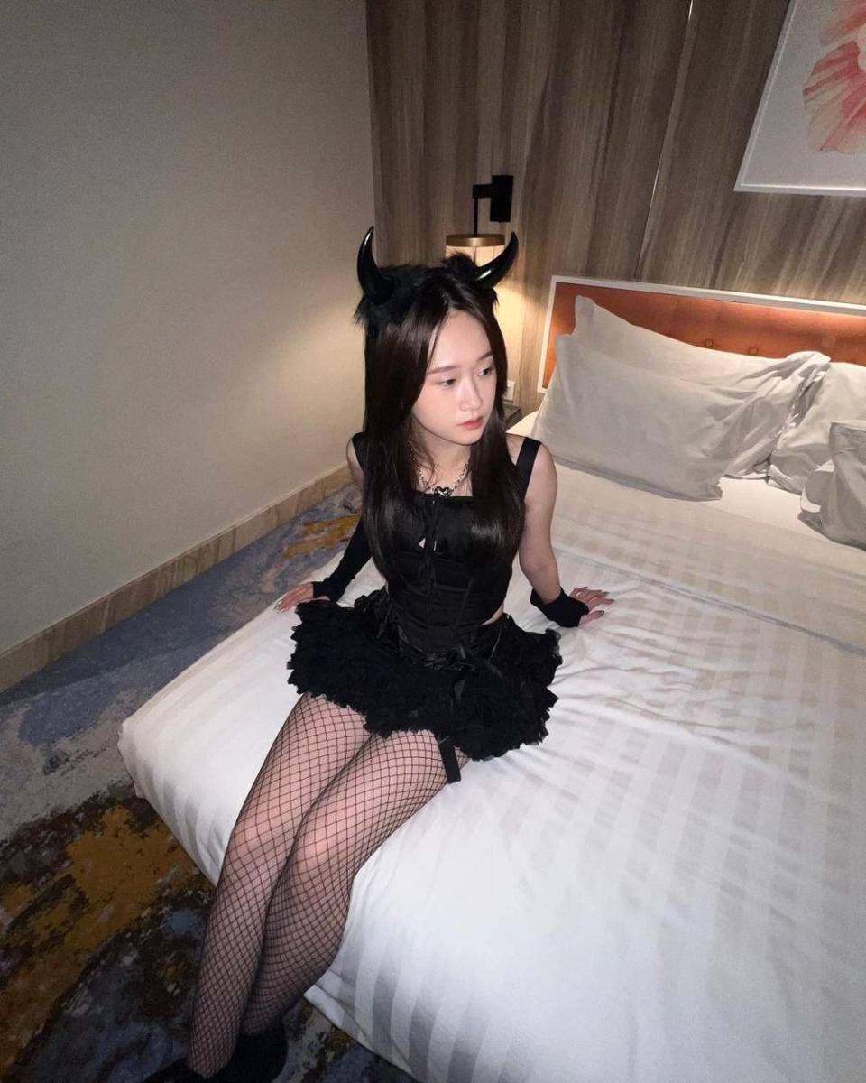 ide kostum halloween ala artis dan selebgram (instagram.com/mariadelouvre)