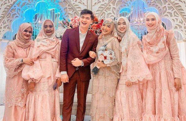 artis ultah pernikahan jadi pengantin lagi (instagram.com/okisetianadewi)