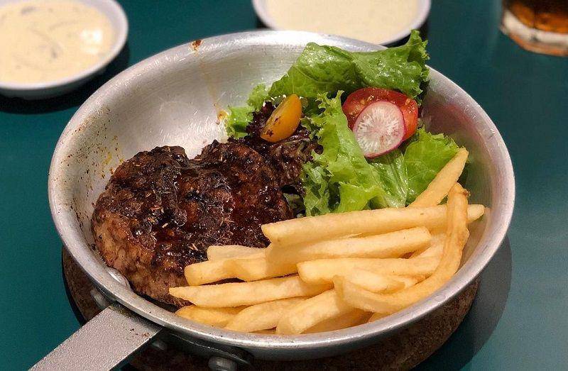 ilustrasi menu Holysteak (instagram.com/ouredibles)