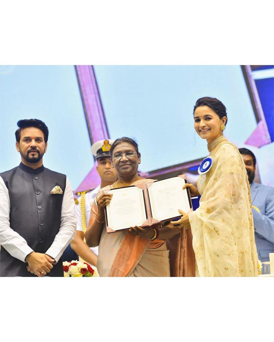10 Potret Alia Bhatt Hadiri National Awards 2023 di New Delhi, Memikat