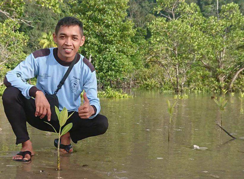 David Hidayat berpose di kawasan hutan mangrove Desa Sungai Pinang. (instagram.com/andespindeepwestsumatera)
