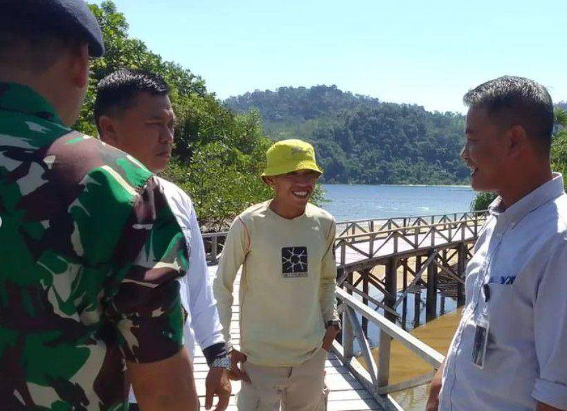 David Hidayat dan CSR PT Semen Padang berdiskusi terkait perayaan hari mangrove sedunia. (instagram.com/andespindeepwestsumatera)