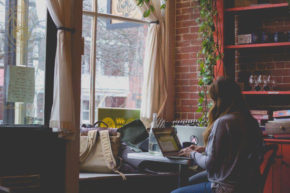 ilustrasi bekerja di cafe (unsplash.com/Bonnie Kittle)