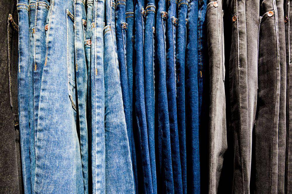 jeans dijemur (dok. Freepik.com)