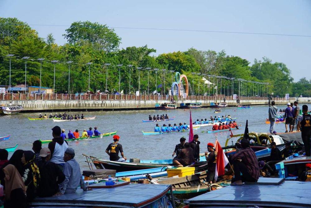 Lomba Dayung Perahu Naga di Banjarmasin