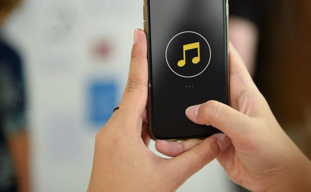 ilustrasi menyusun playlist lagu (freepik.com/rawpixel.com)