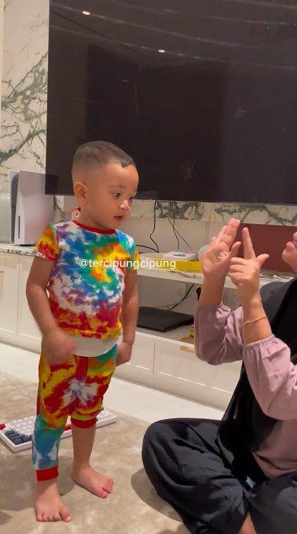 potret Rayyanza sudah bisa berhitung bahasa Inggris (instagram.com/tercipungcipung)