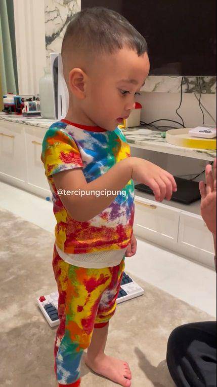 potret Rayyanza sudah bisa berhitung bahasa Inggris (instagram.com/tercipungcipung)