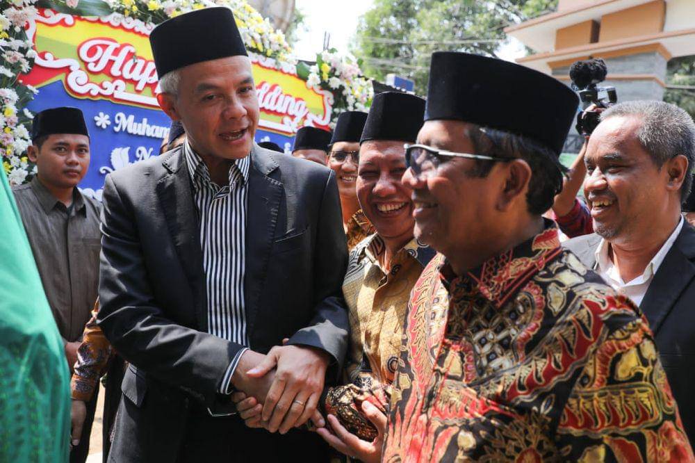 Ganjar Pranowo dan Mahfud MD hadir dalam undangan ngunduh mantu putra ketiga KH. M Mustofa Aqil Siroj di Pondok Pesantren Khas Kempek, Cirebon. (IDN Times/Istimewa)