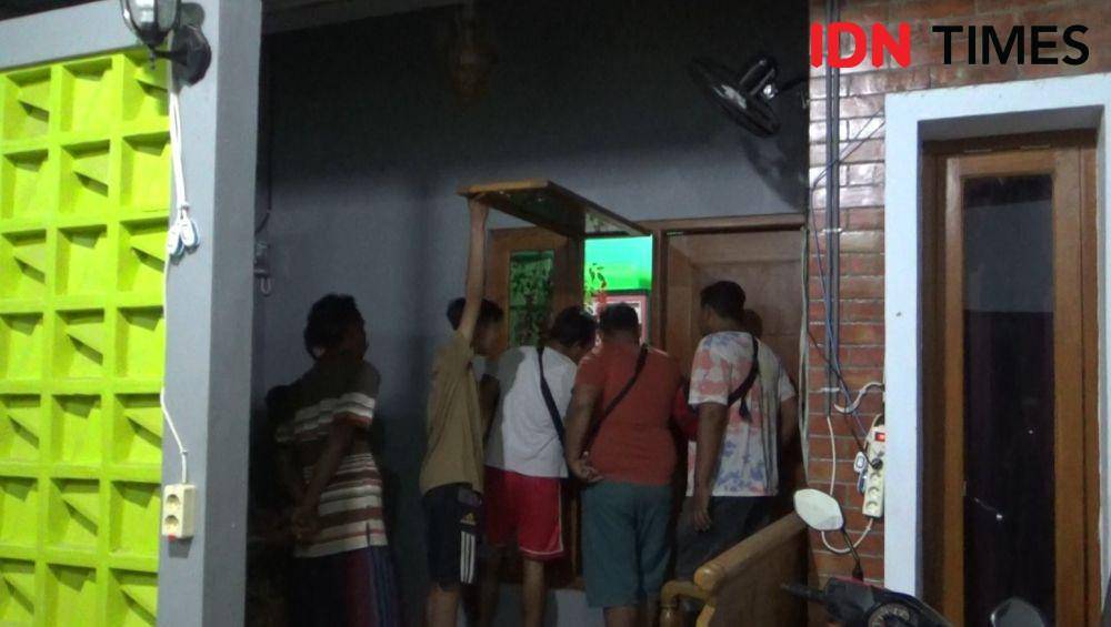Korban diselamatkan oleh warga dan polisi. IDN Times/ Riyanto