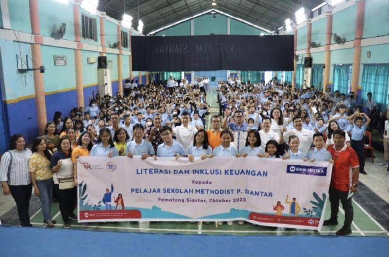 Bank Mestika kembali lakukan kegiatan literasi dan inklusi keuangan kepada 1.000 Pelajar pada 13 & 14 Oktober 2023 kepada pelajar SMP dan SMA Yayasan Perguruan Methodist Indonesia, Kota Pematangsiantar (Dok. IDN Times)