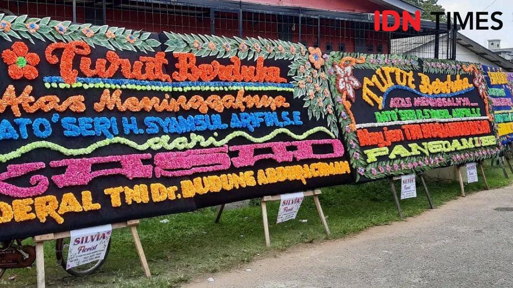 Suasana pemakaman mantan Samsul Arifin, di rumah duka (IDN Times/ Bambang Suhandoko)