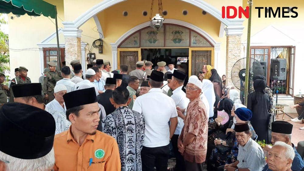 Suasana pemakaman mantan Samsul Arifin, di rumah duka (IDN Times/ Bambang Suhandoko)