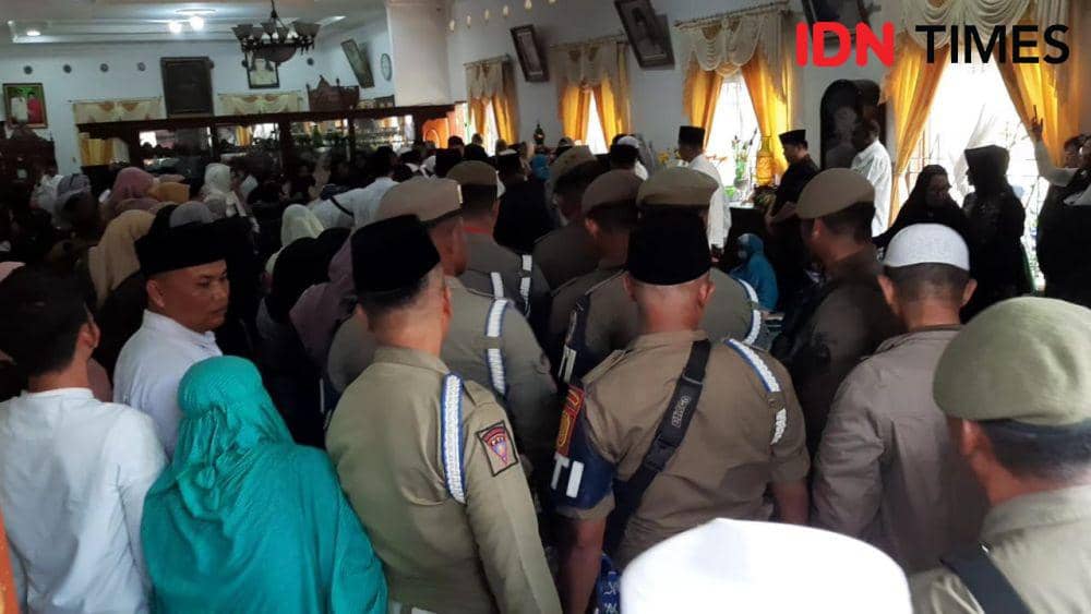 Suasana pemakaman mantan Samsul Arifin, di rumah duka (IDN Times/ Bambang Suhandoko)