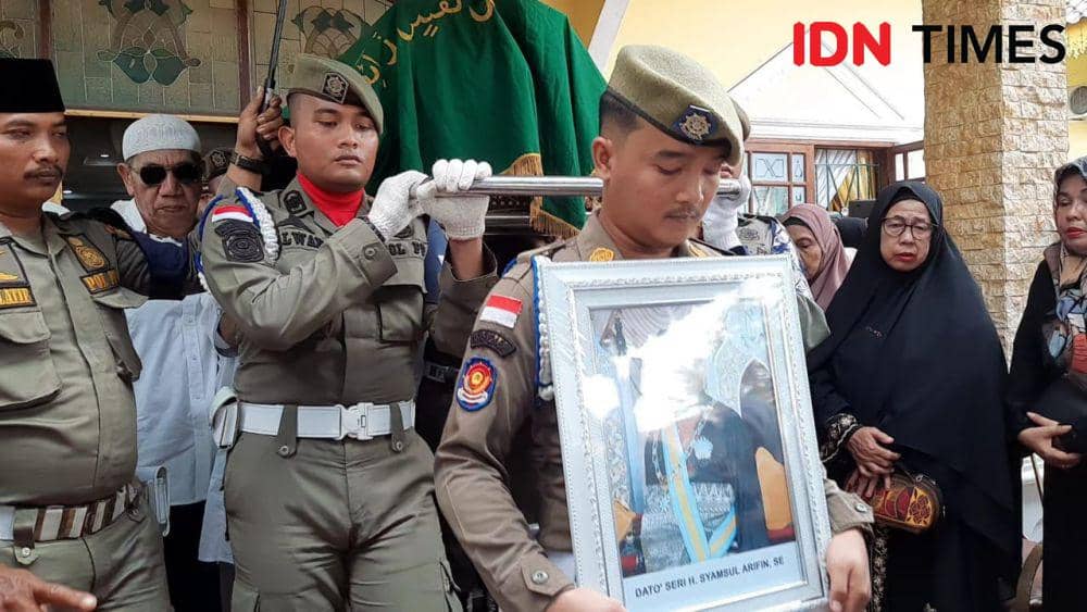 Suasana pemakaman mantan Samsul Arifin, di rumah duka (IDN Times/ Bambang Suhandoko)