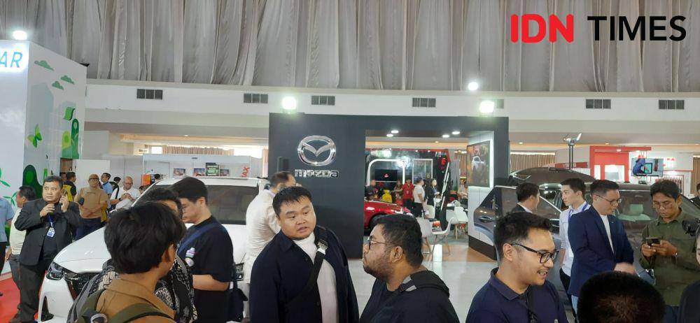Booth Mazda di GIIAS Semarang, Marina Convention Center, Semarang, Jawa Tengah, Rabu (18/10/2023). (IDN Times/Dheri Agriesta).