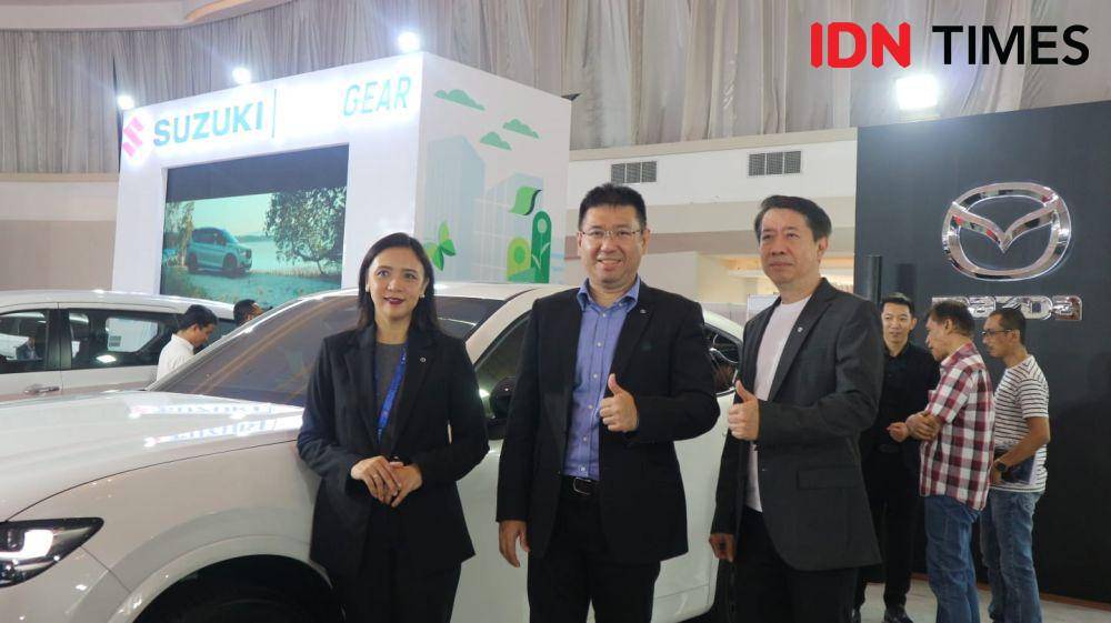 Managing Director PT Eurokars Motor Indonesia Ricky Thio (tengah) di booth Mazda, GIIAS Semarang, Rabu (18/10/2023). (IDN Times/Dheri Agriesta).