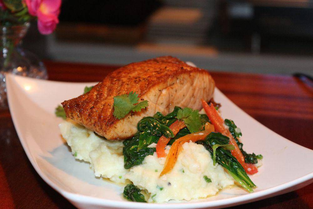 ilustrasi mashed potato dengan salmon (unsplash.com/jeff ahmadi)