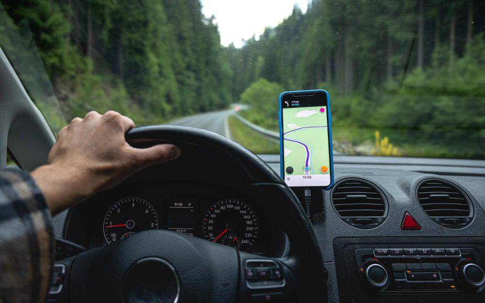 ilustrasi menggunakan GPS (freepik.com/pvproductions)