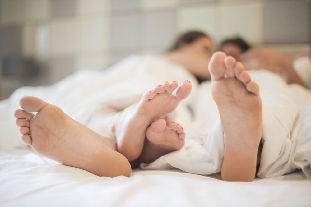 5 Manfaat Ajak Pasangan Bercinta saat Pagi Hari, Makin Happy!