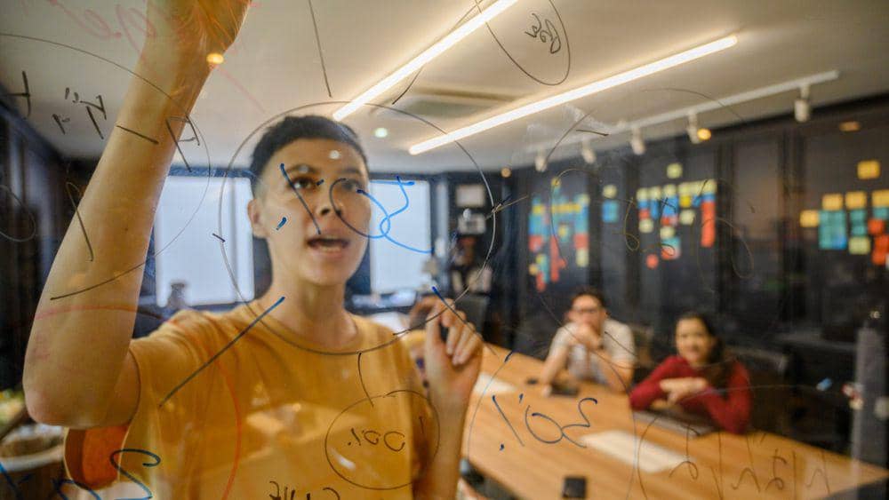 ilustrasi orang yang mengemukakan pendapat dengan percaya diri (pexels.com/Ketut Subiyanto)