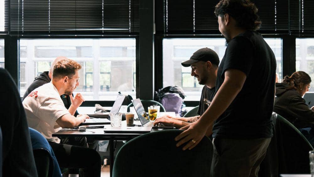 ilustrasi mempelajari topik yang akan dibahas (pexels.com/Mati Mango)