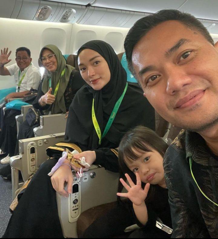 Usai Diperiksa KPK, 7 Potret Sirajuddin dan Keluarga Berangkat Umrah