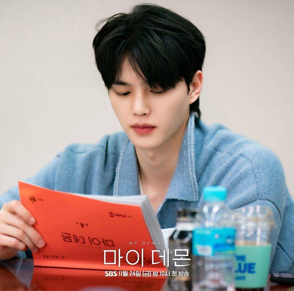 Song Kang saat pembacaan naskah drakor My Demon (instagram.com/sbsdrama.official)
