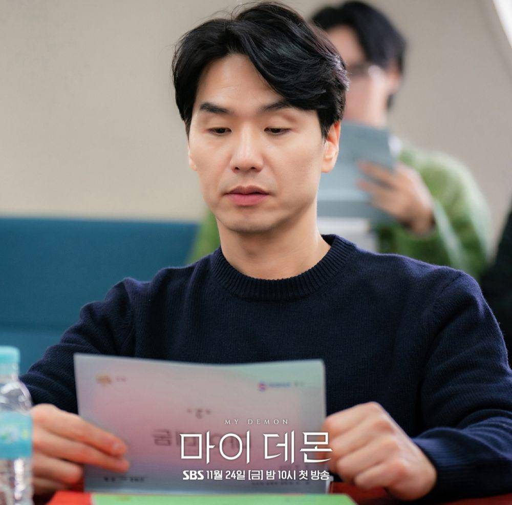 Kim Tae Hoon saat pembacaan naskah drakor My Demon (instagram.com/sbsdrama.official)