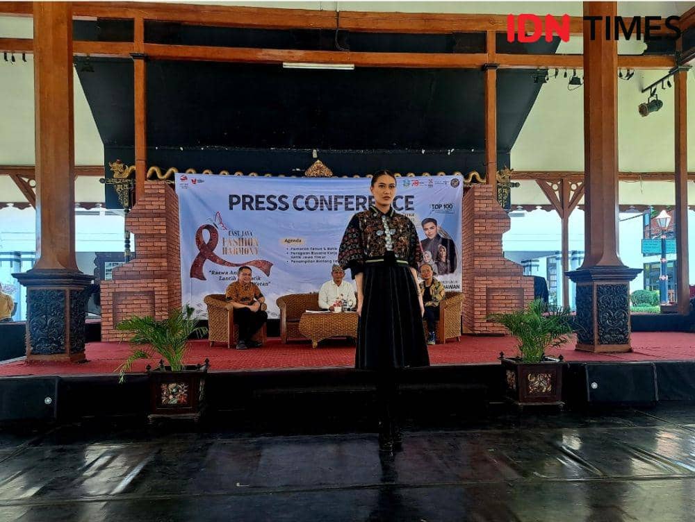 Salah satu busana perpaduan batik dan tenun yang bakal dipamerkan di East Java Fashion Harmony 2023. IDN Times/Ardiansyah Fajar.