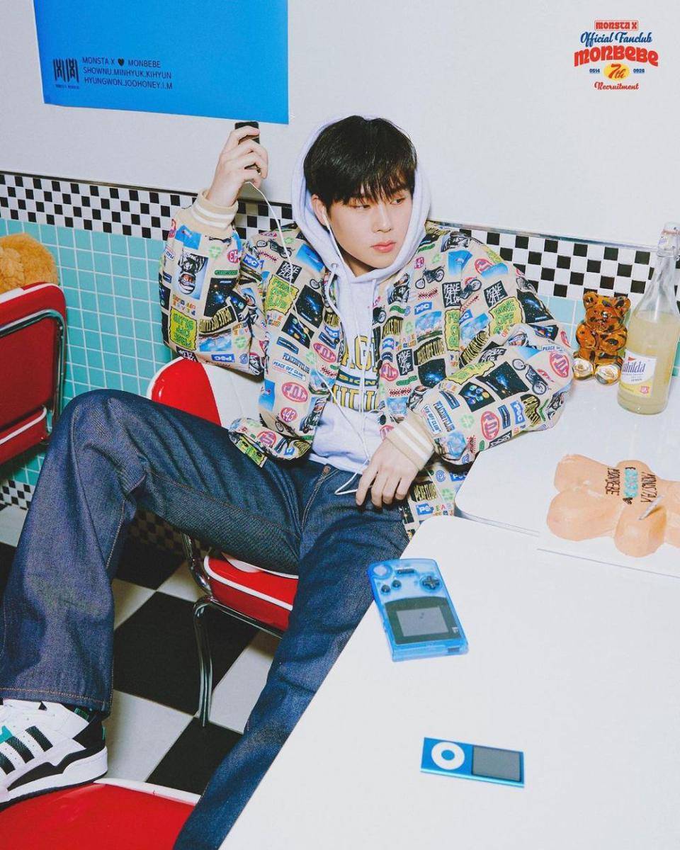 outfit cerah ala Joohoney MONSTA X (instagram.com/official_monsta_x)