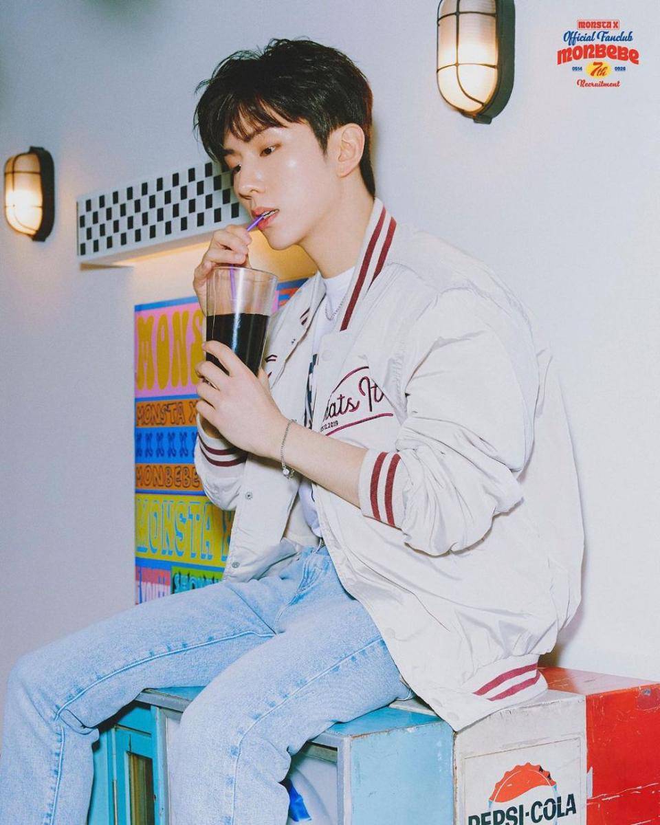 outfit cerah ala Kihyun MONSTA X (instagram.com/official_monsta_x)