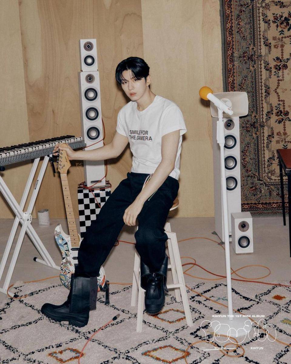 outfit cerah ala Kihyun MONSTA X (instagram.com/official_monsta_x)