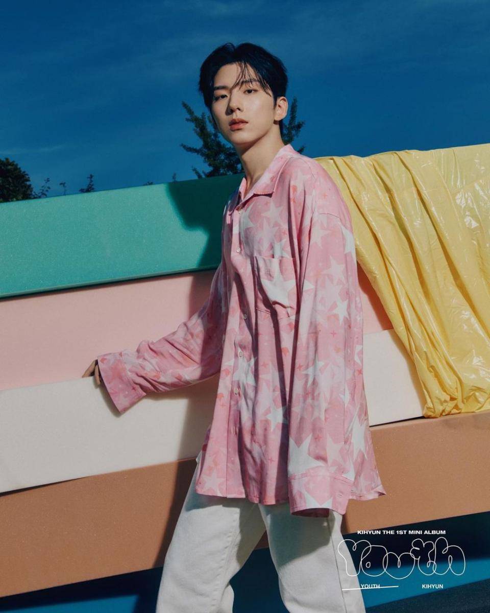 outfit cerah ala Kihyun MONSTA X (instagram.com/official_monsta_x)