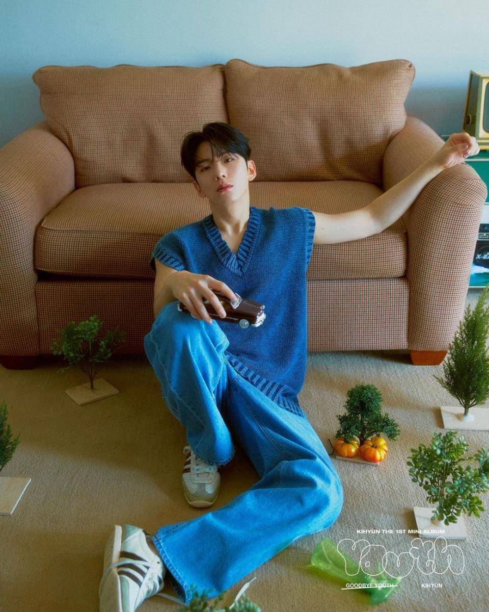 outfit cerah ala Kihyun MONSTA X (instagram.com/official_monsta_x)