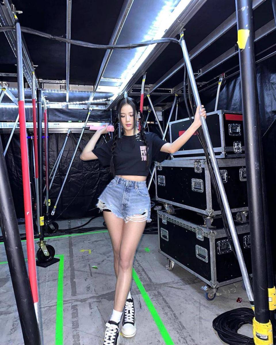 Daily outfit ala Jisoo BLACKPINK (instagram.com/sooyaaa_)