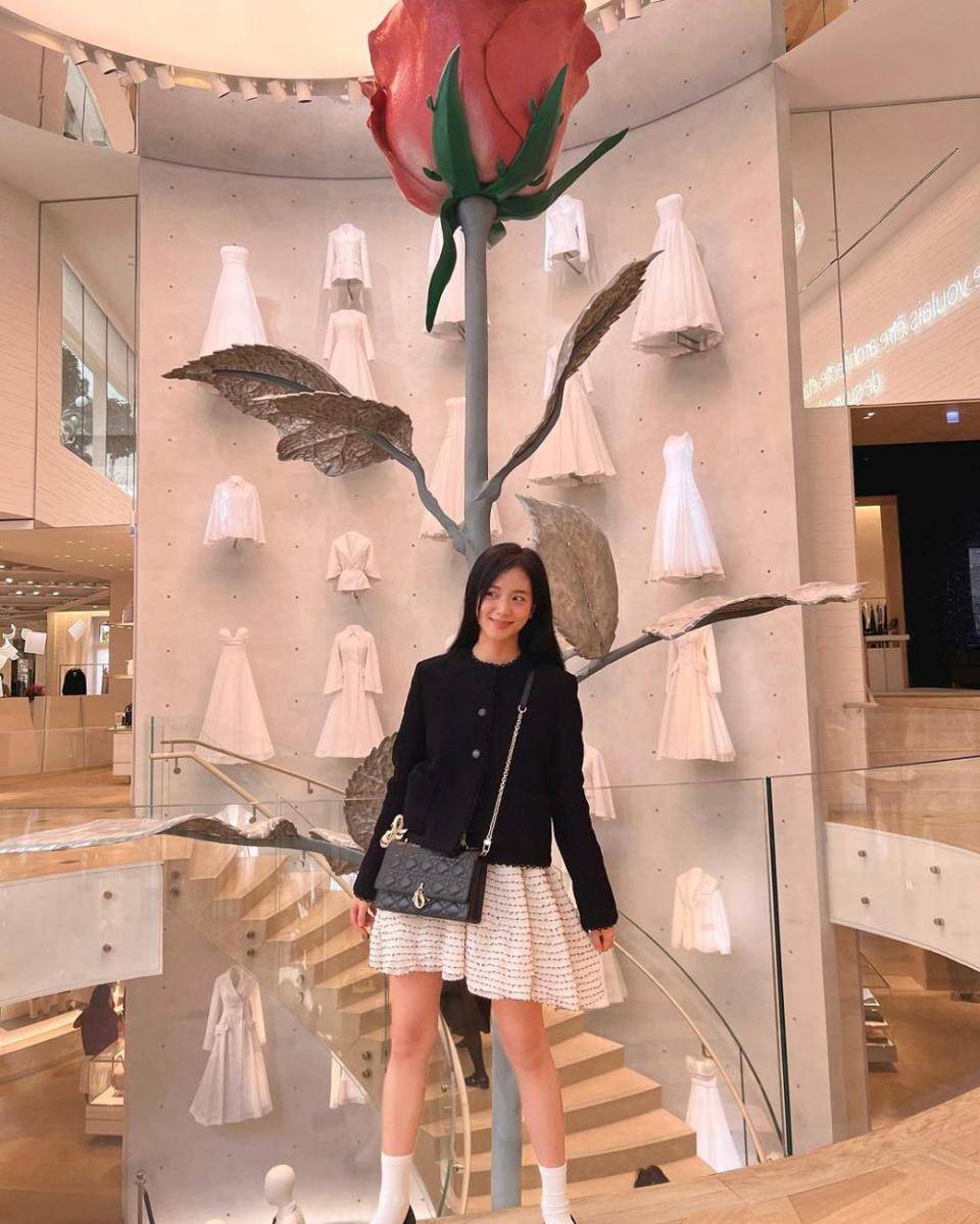Daily outfit ala Jisoo BLACKPINK (instagram.com/sooyaaa_)