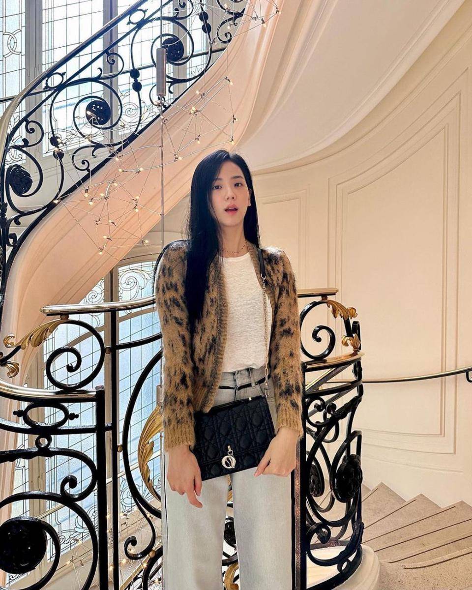 Daily outfit ala Jisoo BLACKPINK (instagram.com/sooyaaa_)