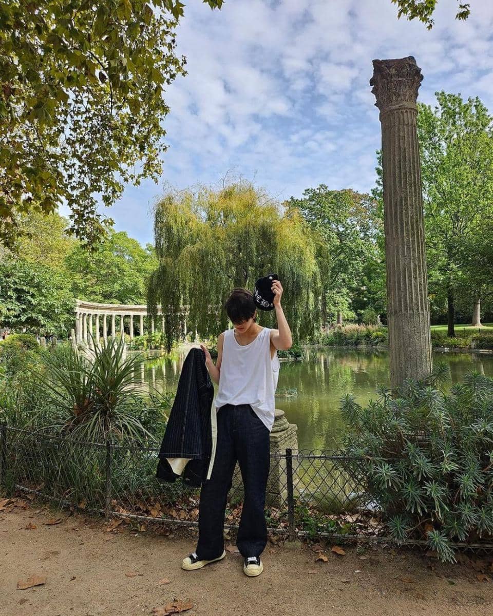 OOTD liburan ala Younghoon THE BOYZ (instagram.com/official_theboyz)