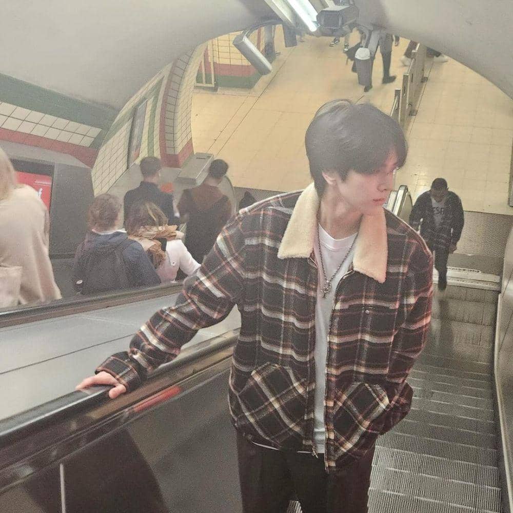 OOTD liburan ala Younghoon THE BOYZ (instagram.com/official_theboyz)