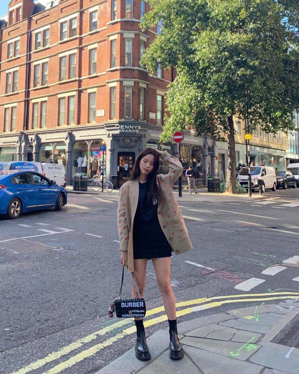 Daily outfit ala Jisoo BLACKPINK (instagram.com/sooyaaa_)