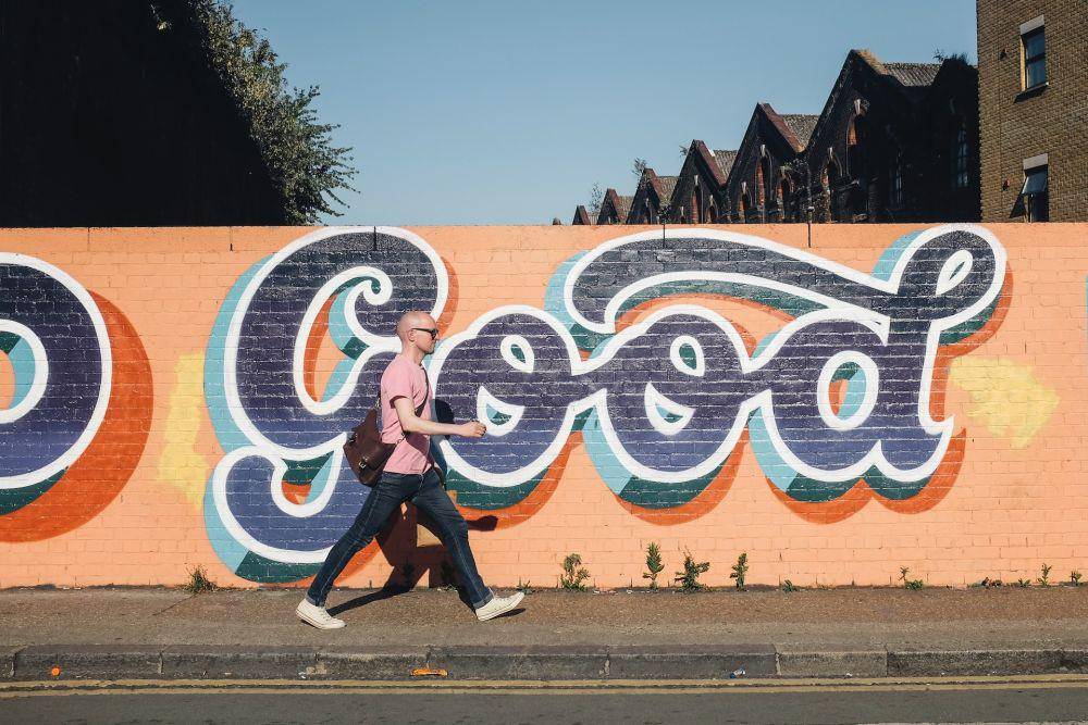 ilustrasi berjalan di samping tembok mural (unsplash.com/Volkan Olmez)