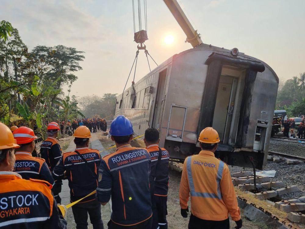 Proses Evakuasi Anjloknya KA Semeru Masih Berlanjut