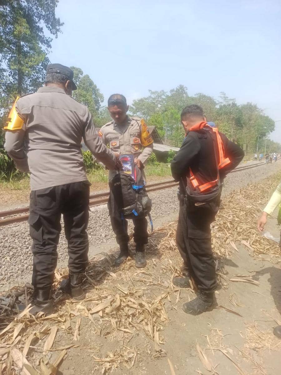 Petugas menemukan tas milik korban. IDN Times/ istimewa