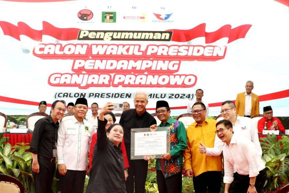 Bakal calon presiden PDIP, Ganjar Pranowo dan bakal calon wakil presiden Mahfud MD saat acara pengumuman bakal calon wakil presiden pada Pilpres 2024 di kantor DPP PDIP, Jakarta, Rabu (18/10/2023). (dok. PDIP)