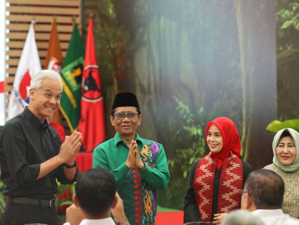 Bakal calon presiden PDIP, Ganjar Pranowo dan bakal calon wakil presiden Mahfud MD saat acara pengumuman bakal calon wakil presiden pada Pilpres 2024 di kantor DPP PDIP, Jakarta, Rabu (18/10/2023). (dok. PDIP)