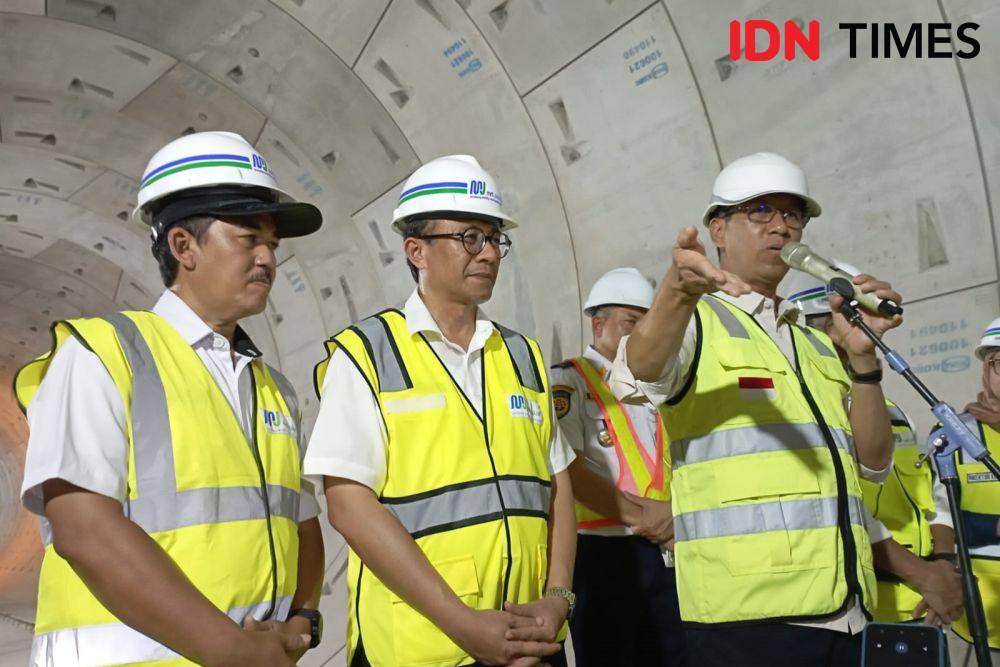 Penjabat (PJ) Gubernur DKI Jakarta tinjau pembangunan proyek MRT Fase 2 A Monas, Rabu (18/10/2023). (IDN Times/Dini Suciatiningrum)