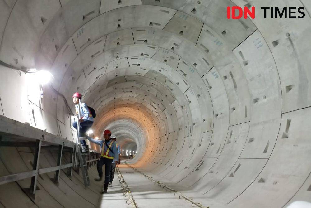 Penjabat (PJ) Gubernur DKI Jakarta tinjau pembangunan proyek MRT Fase 2 A Monas, Rabu (18/10/2023). (IDN Times/Dini Suciatiningrum)