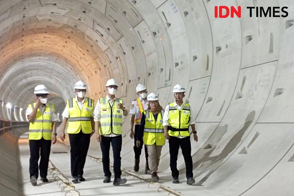 Penjabat (PJ) Gubernur DKI Jakarta tinjau pembangunan proyek MRT Fase 2 A Monas, Rabu (18/10/2023). (IDN Times/Dini Suciatiningrum)