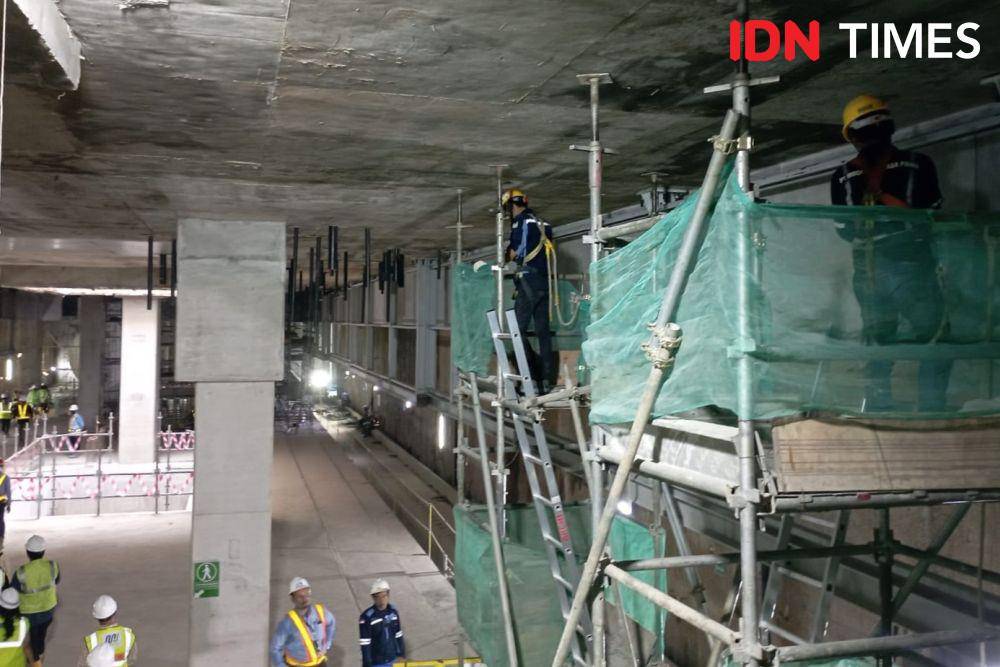 Penjabat (PJ) Gubernur DKI Jakarta tinjau pembangunan proyek MRT Fase 2 A Monas, Rabu (18/10/2023). (IDN Times/Dini Suciatiningrum)